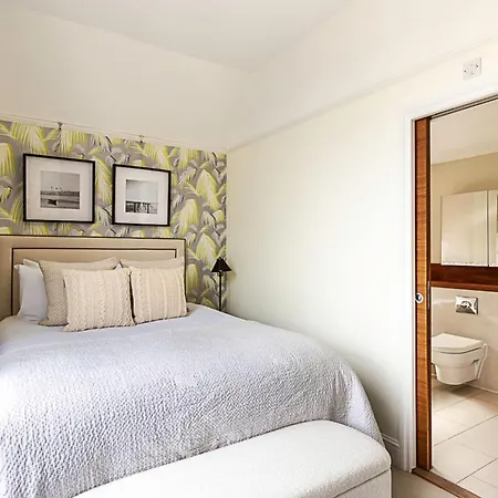 Woodlawn Manor House * London
