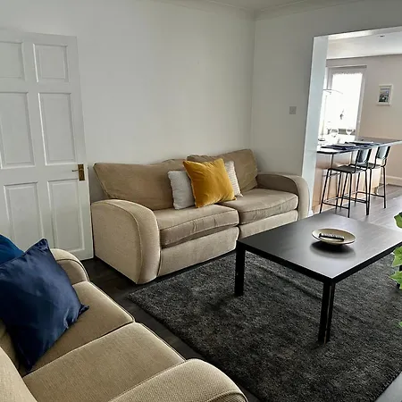 Hébergement de vacances Modern Four Bedroom Semi-detached House With Off Street Parking 8 Min Drive To Wembley Stadium, 5 Miles To Londres