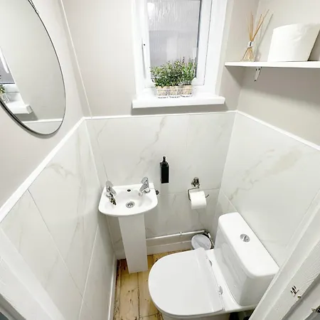 Cosy 3 Bedroom House With Free Parking Near Kingston Thames Apartment