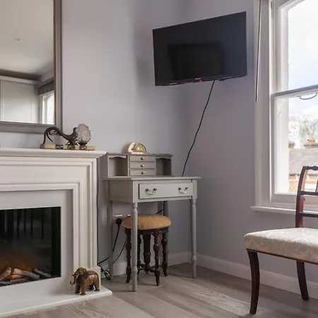 Charming New 1br Flat Wterrace, Shepherd's Bush Apartment