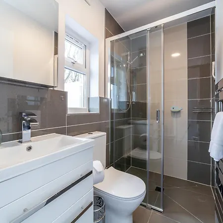 Apartment Charming New 1br Flat Wterrace, Shepherd's Bush