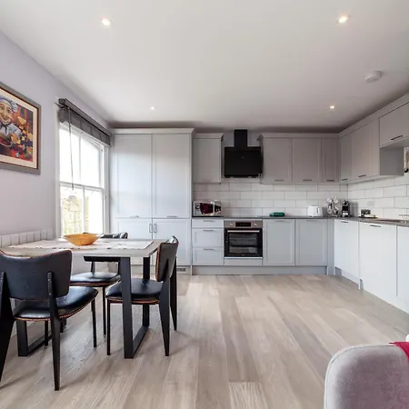 Charming New 1br Flat Wterrace, Shepherd's Bush London
