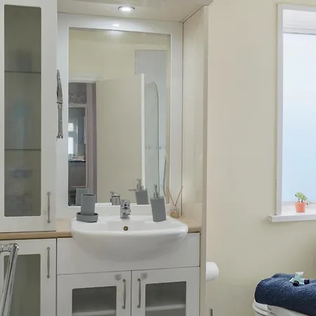 Elegant London Flat Free Parking & Modern Comforts アパート ヘンドン