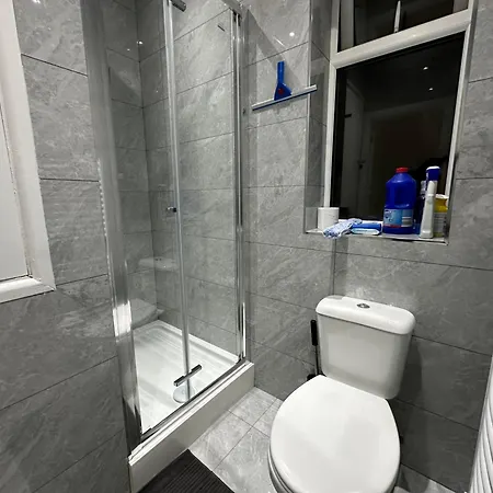 Luxury Ensuite 2nd Flat With Great Views In Keedonwood Road With Fully Own Bathroom Newly Added And Private Kitchenette Apartment