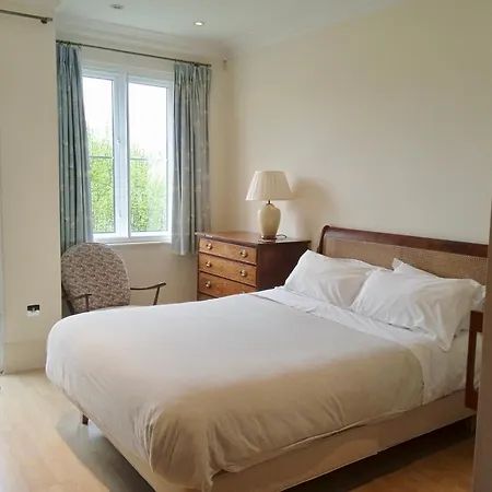 Beautiful With Underground Parking, Balcony In Kew, Richmond