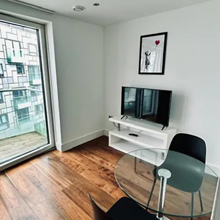 W Balcony In Canary Wharf Apartment *