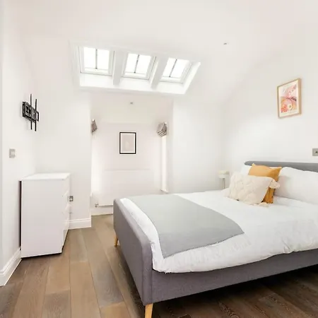 Modern House In South Kensington Apartment