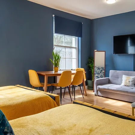 Apartment Brand New The Palms: Luxury Family London