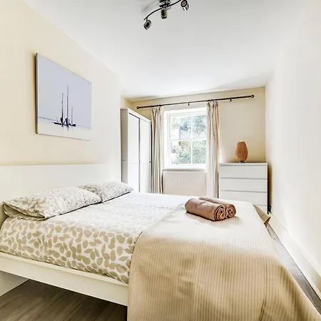 Charming In The Heart Of Paddington Apartment