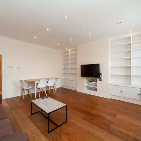 Spacious 2 Bedroom Maisonette In Stratford * London