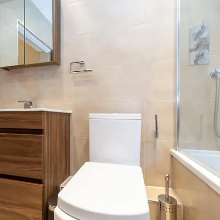 Apartment Spacious 2 Bedroom Maisonette In Stratford London