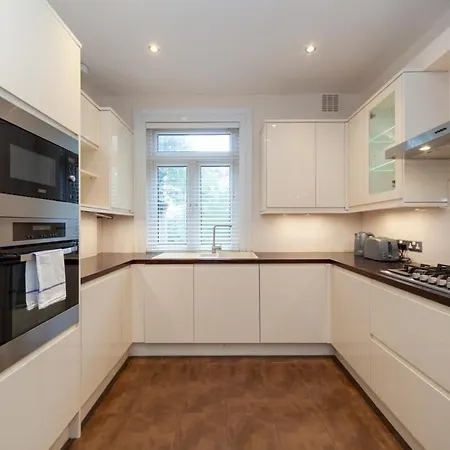 Spacious 2 Bedroom Maisonette In Stratford Apartment London