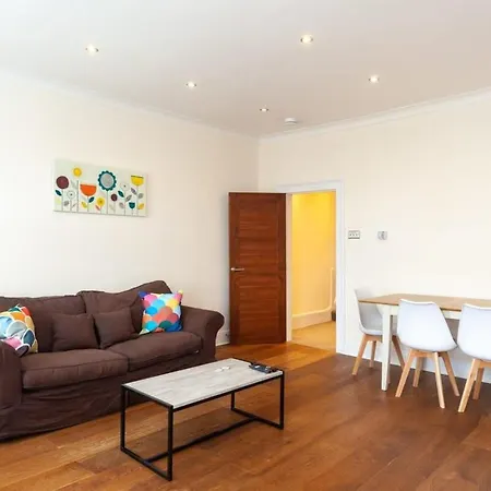 Spacious 2 Bedroom Maisonette In Stratford Apartment