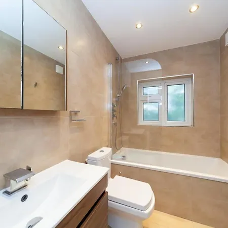 Spacious 2 Bedroom Maisonette In Stratford Apartment *