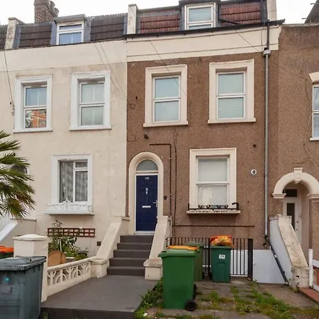 Spacious 2 Bedroom Maisonette In Stratford Apartment London