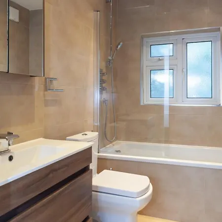 Spacious 2 Bedroom Maisonette In Stratford *