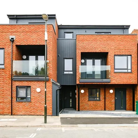 Hybrid Resi - Close To Tooting And Wimbledon * Mitcham