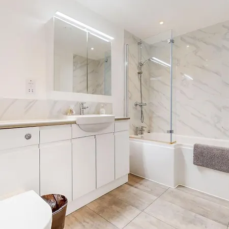 Stylish 2bed Penthouse With Private Roof Terrace In Canary Wharf *