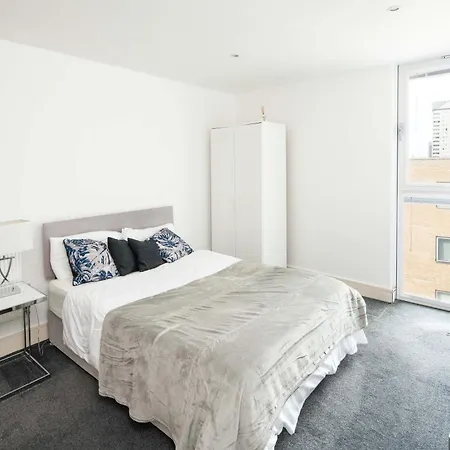Immaculate 1-bed 1-bath In Area Apartment London