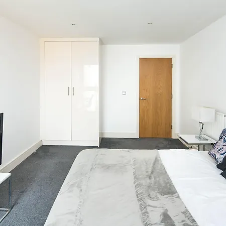 Immaculate 1-bed 1-bath In Area Apartment London