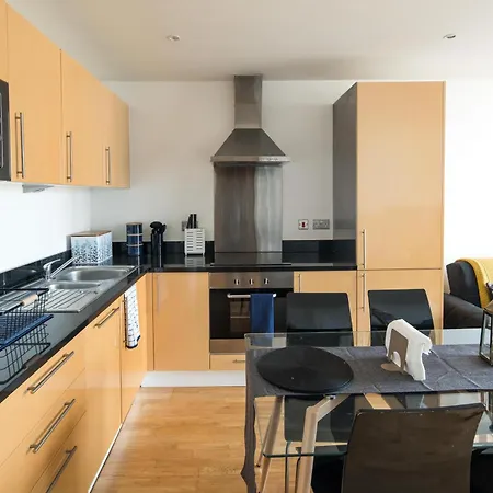 Immaculate 1-bed 1-bath In Area Apartment London