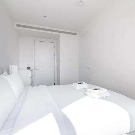 Full Of Light & Spacious 2br Residence, 9 Elms Apartment London