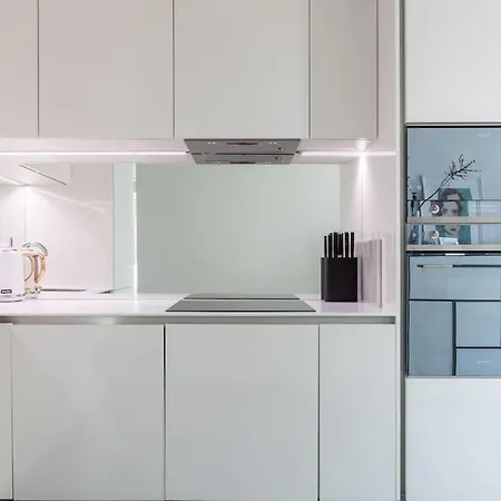 Apartment Full Of Light & Spacious 2br Residence, 9 Elms London