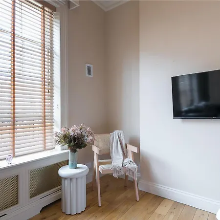 Small Sun Lit Studio Minutes From Kings Cross Station *