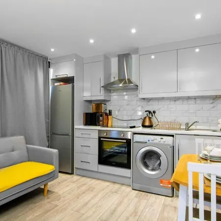 - 3 Sleeps Apartment London
