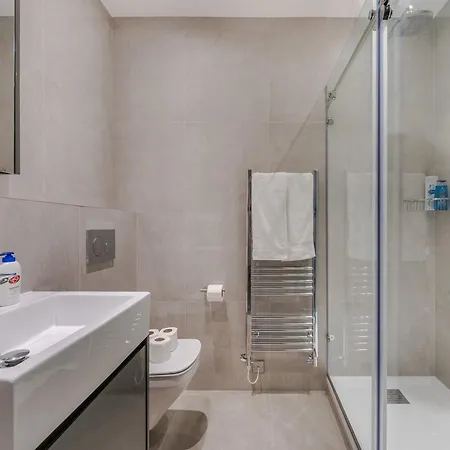 Stylish Retreat 2 Bed Lower Ground 2Hs
