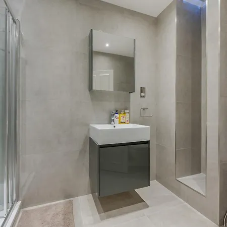 Appartamento Stylish Retreat 2 Bed Lower Ground 2Hs Londra