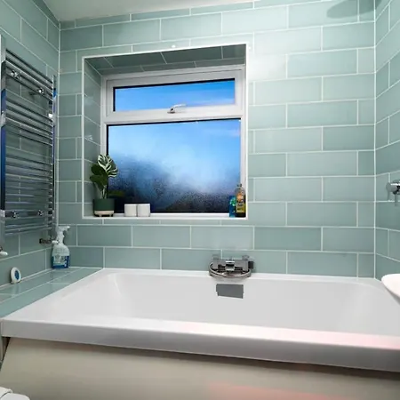 Charming 3br House With Garden
