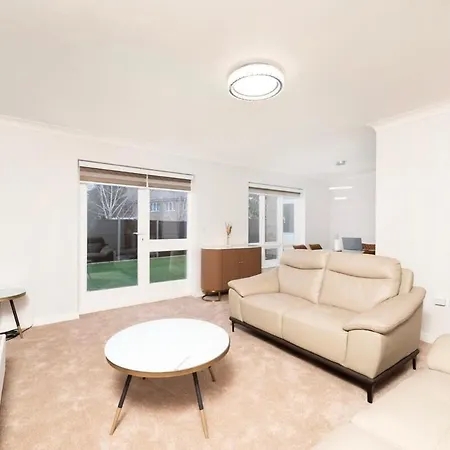 Holiday home Chic And Spacious 3br Family With Garden *