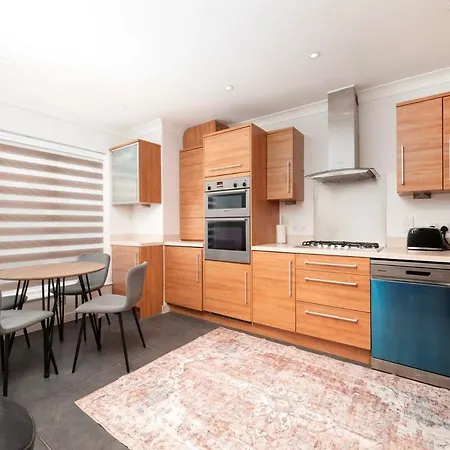 Chic And Spacious 3br Family With Garden