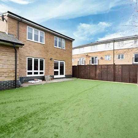 Chic And Spacious 3br Family With Garden * Northolt (Greater London)