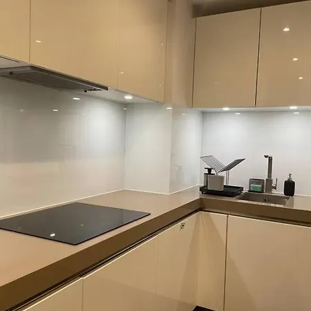 Modern W/ Canal View Apartment London