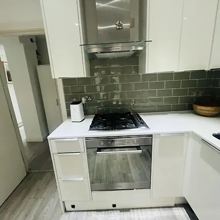 Apartment Immaculate 2-bed In London