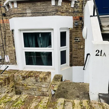 Apartment Immaculate 2-bed In