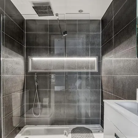 Modern 2 Bed 2 Bath Chelsea London