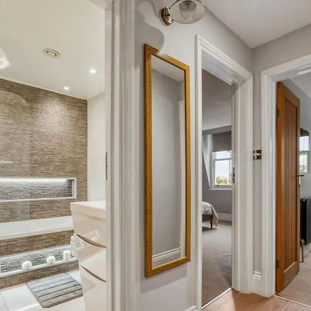 Modern 2 Bed 2 Bath Chelsea