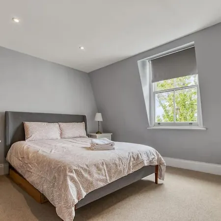 Modern 2 Bed 2 Bath Chelsea London
