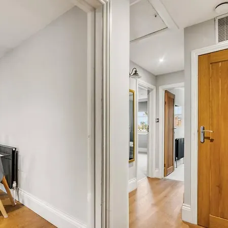 Modern 2 Bed 2 Bath Chelsea