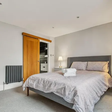 Modern 2 Bed 2 Bath Chelsea