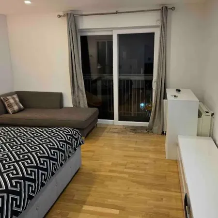 Homestay En-suite With A Superking Size Bed And Balcony London