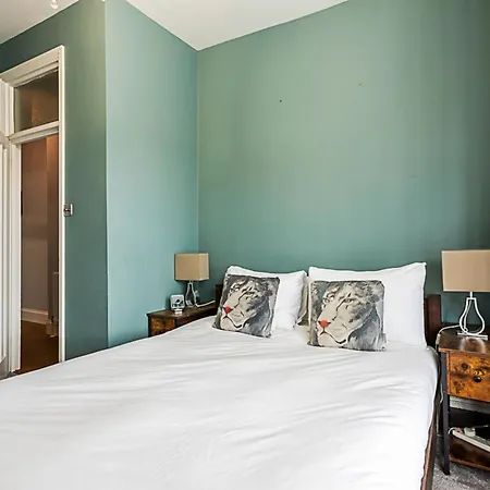 Modern And Spacious Colliers Wood