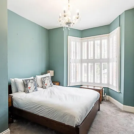Apartment Modern And Spacious Colliers Wood London
