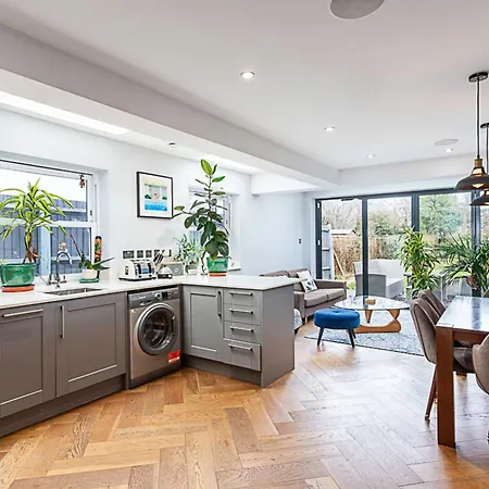 Apartment Modern And Spacious Colliers Wood London