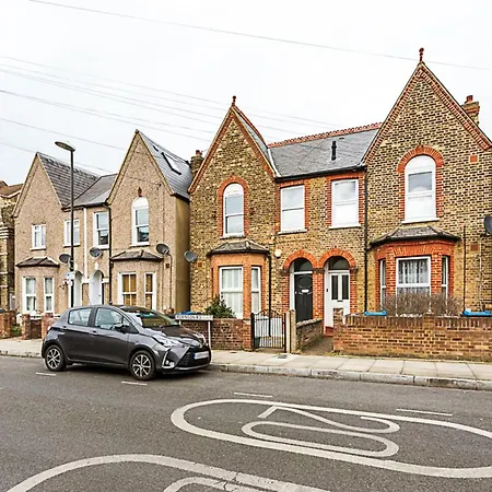 Modern And Spacious Colliers Wood London