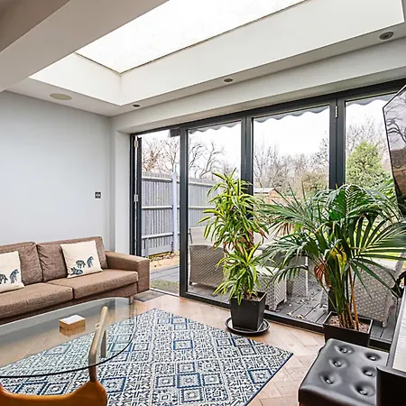 Modern And Spacious Colliers Wood London