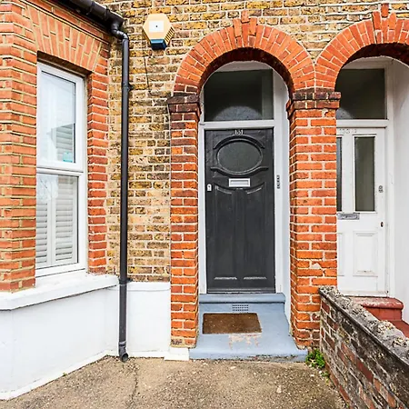 Apartment Modern And Spacious Colliers Wood